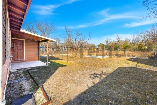 Building Photo - 512 S Monumental St