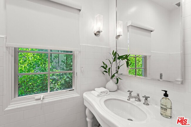 Building Photo - 9928 Toluca Lake Ave