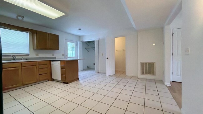 Building Photo - 23 Lexington Ct