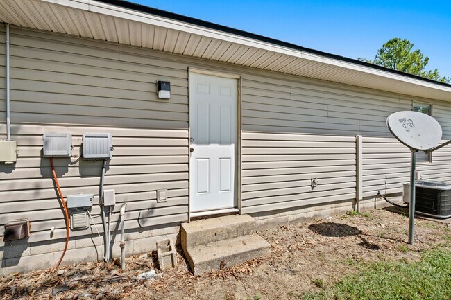 Building Photo - Cozy 2 Bedroom Duplex with Fireplace & Spacious Backyard!