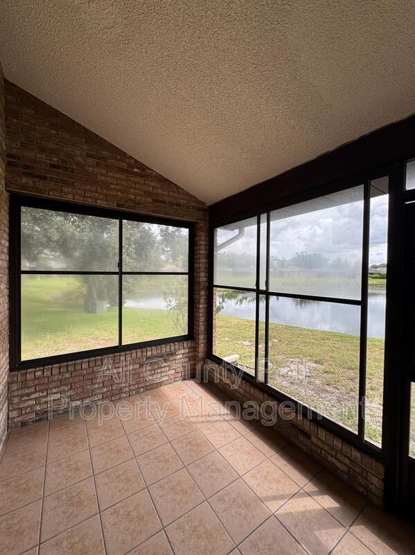 Building Photo - 542 Lake Carolyn Cir
