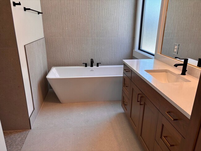 Building Photo - BRAND NEW 5 bed | 3.5 bath | 3 car garage ...