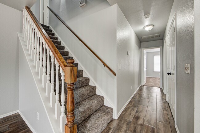 Building Photo - 917 Rambling Oaks Dr