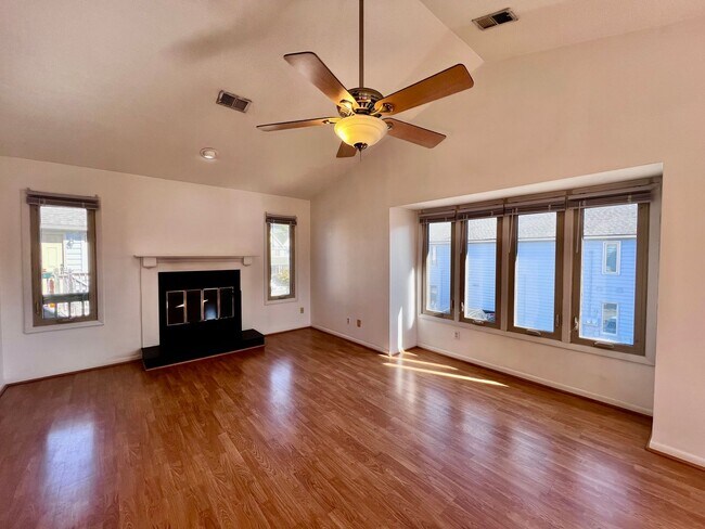 Building Photo - 622 Pinewood Dr