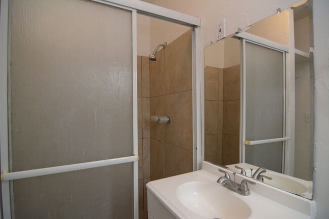 Building Photo - Charming 1 Bedroom 1 Bath Duplex! Great Central Tucson Location!