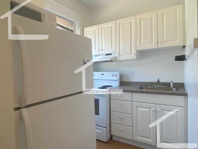 Building Photo - 8/1 Sunny, spacious 2BR right on Green Line!