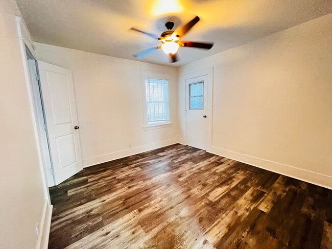 Building Photo - Charming Vintage Long Beach Bungalow – Walk to the Beach!