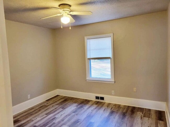 Building Photo - 5405 Hilltop Cir