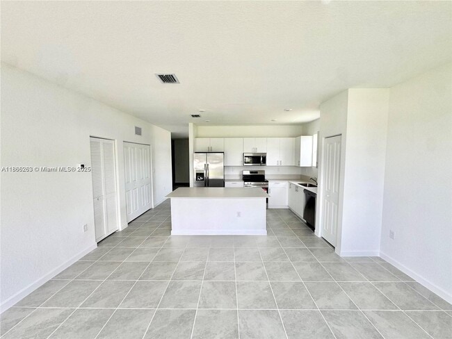 Building Photo - 2990 SE 23rd Ave