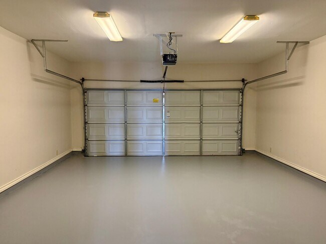 Building Photo - 707 St James Dr