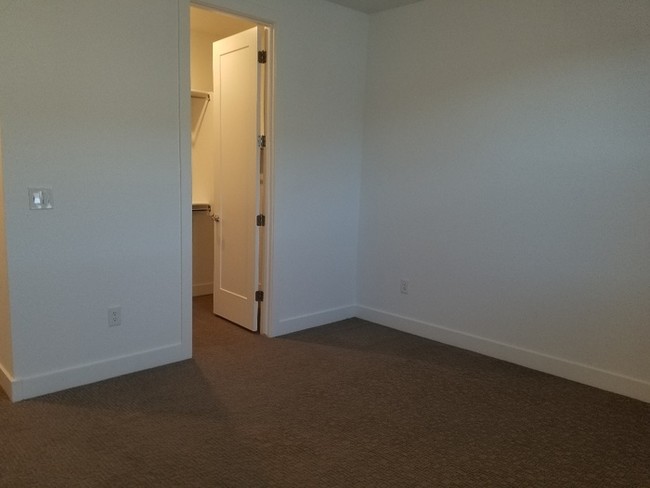 Building Photo - AMAZING TOWNHOME IN MCQUEEN AND OCOTILLO