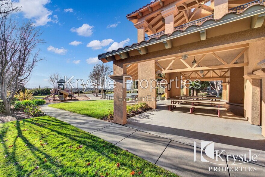 Building Photo - 8401 Benavente Ct