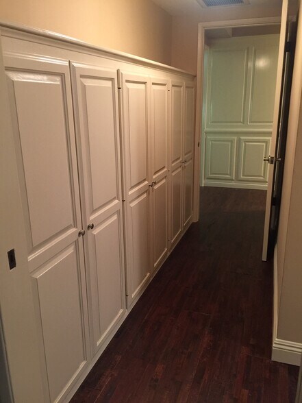 Building Photo - 2000 Karen St