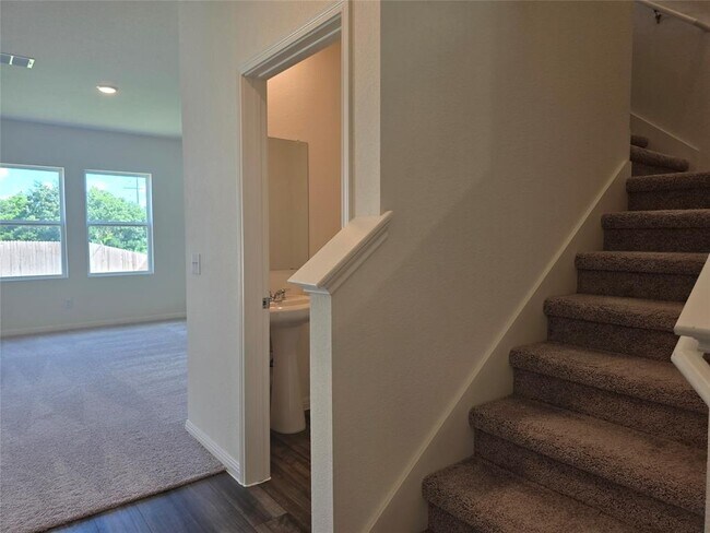 Building Photo - 319 Stonebrook Dr