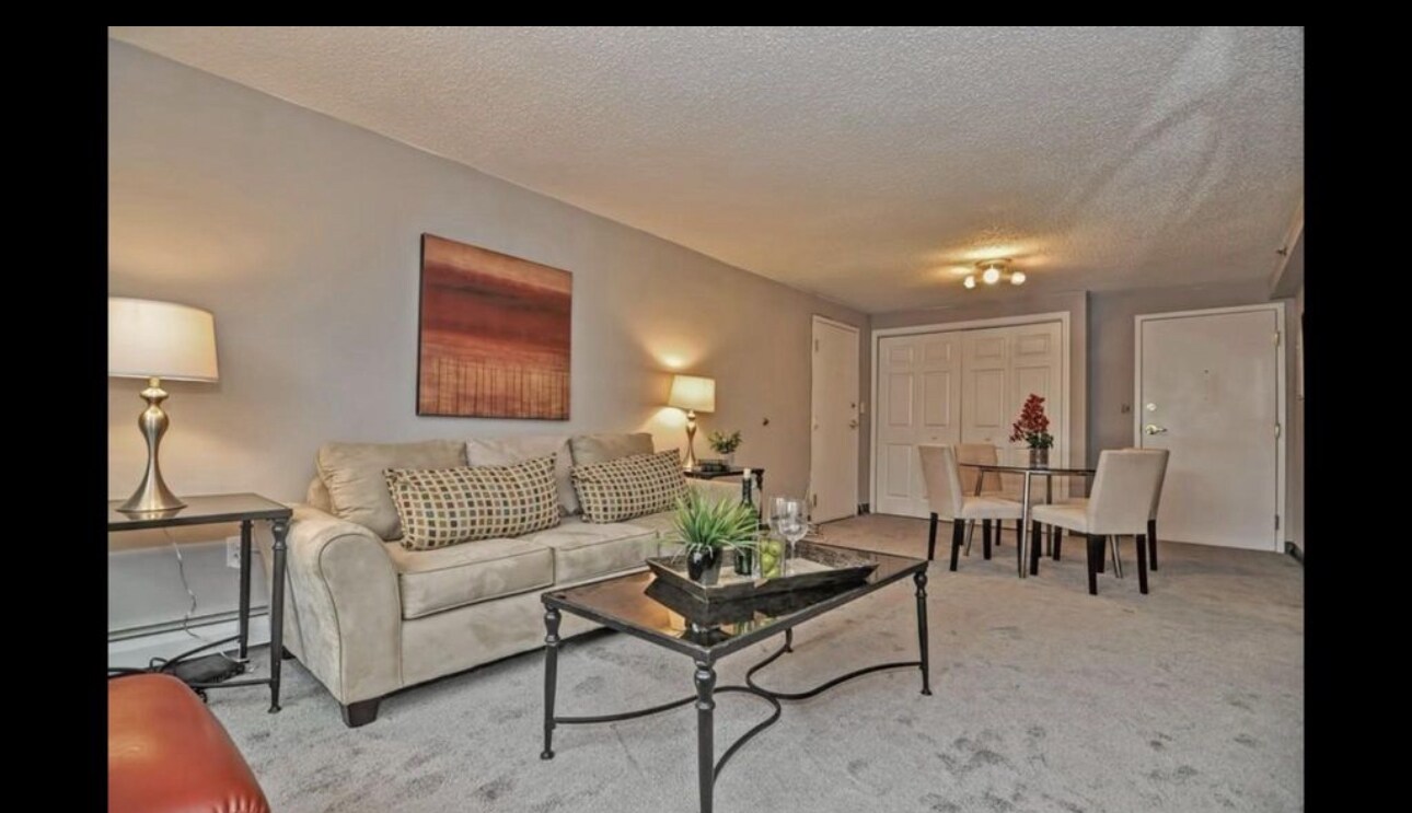 Building Photo - 688 Boston Post Rd E