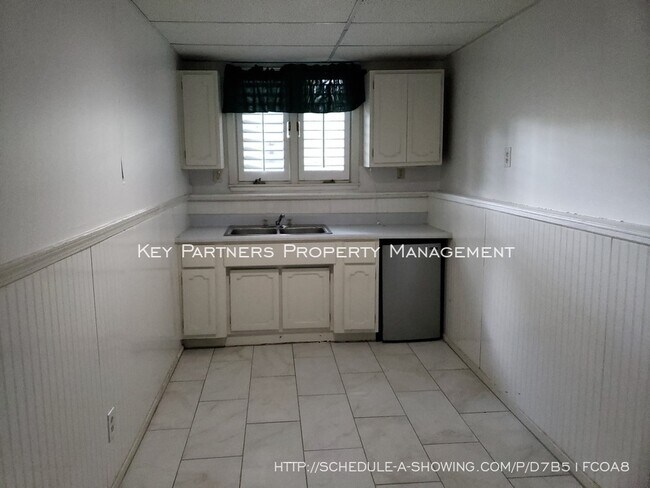 Building Photo - 8620 W 117th - SPACIOUS and Updated!