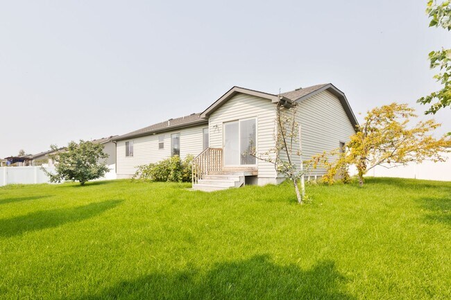 Building Photo - 5 Bed 3 Bath Home in Idaho Falls