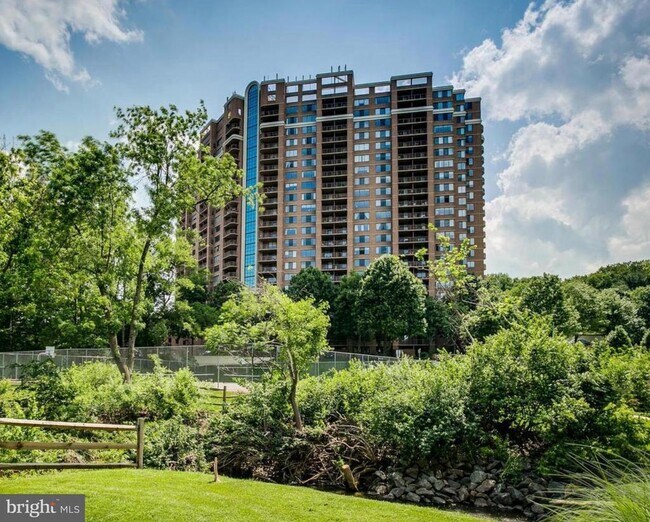 Building Photo - 10101 Grosvenor Pl