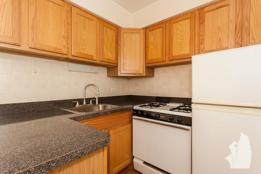 Building Photo - 531 W Aldine Ave