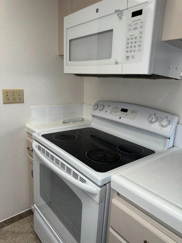 Building Photo - 284 W Lexington Ave