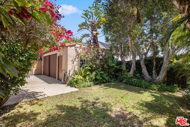 Building Photo - 10762 Wellworth Ave