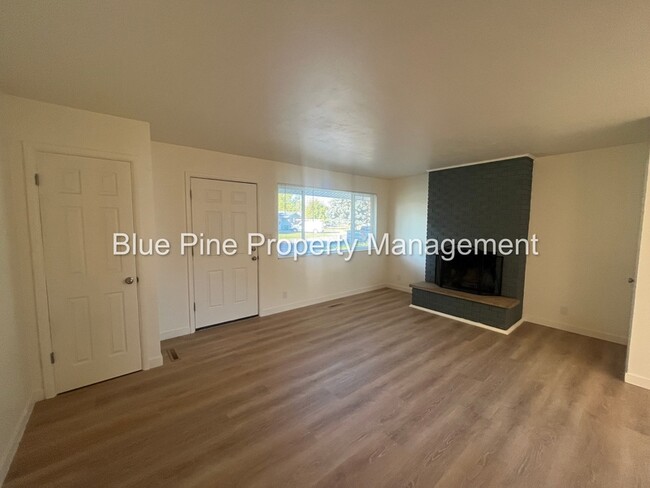Building Photo - 810 Bergeson Dr