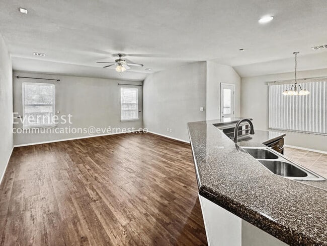 Building Photo - 3 Bed/2 Bath Home with Fenced Yard & Garage / Pet-Friendly / Available Soon!