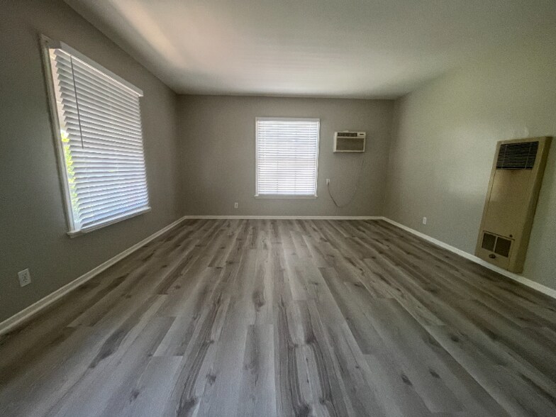 Building Photo - 300 S Oak Knoll Ave