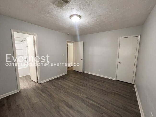 Building Photo - 3-Bed/1.5-Bath Home with Fenced Yard/Pet Friendly/Available Soon!
