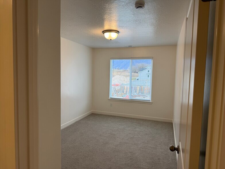 Building Photo - 1485 N 305 E