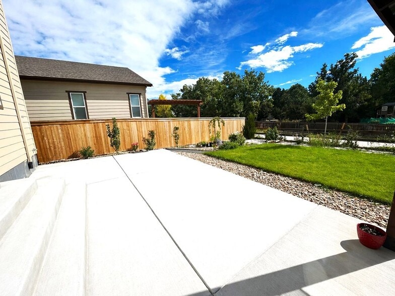 Building Photo - 10848 Hayloft St