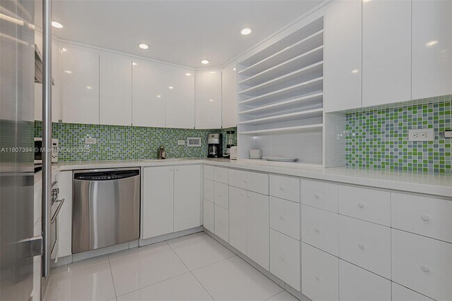 Building Photo - 2301 Collins Ave