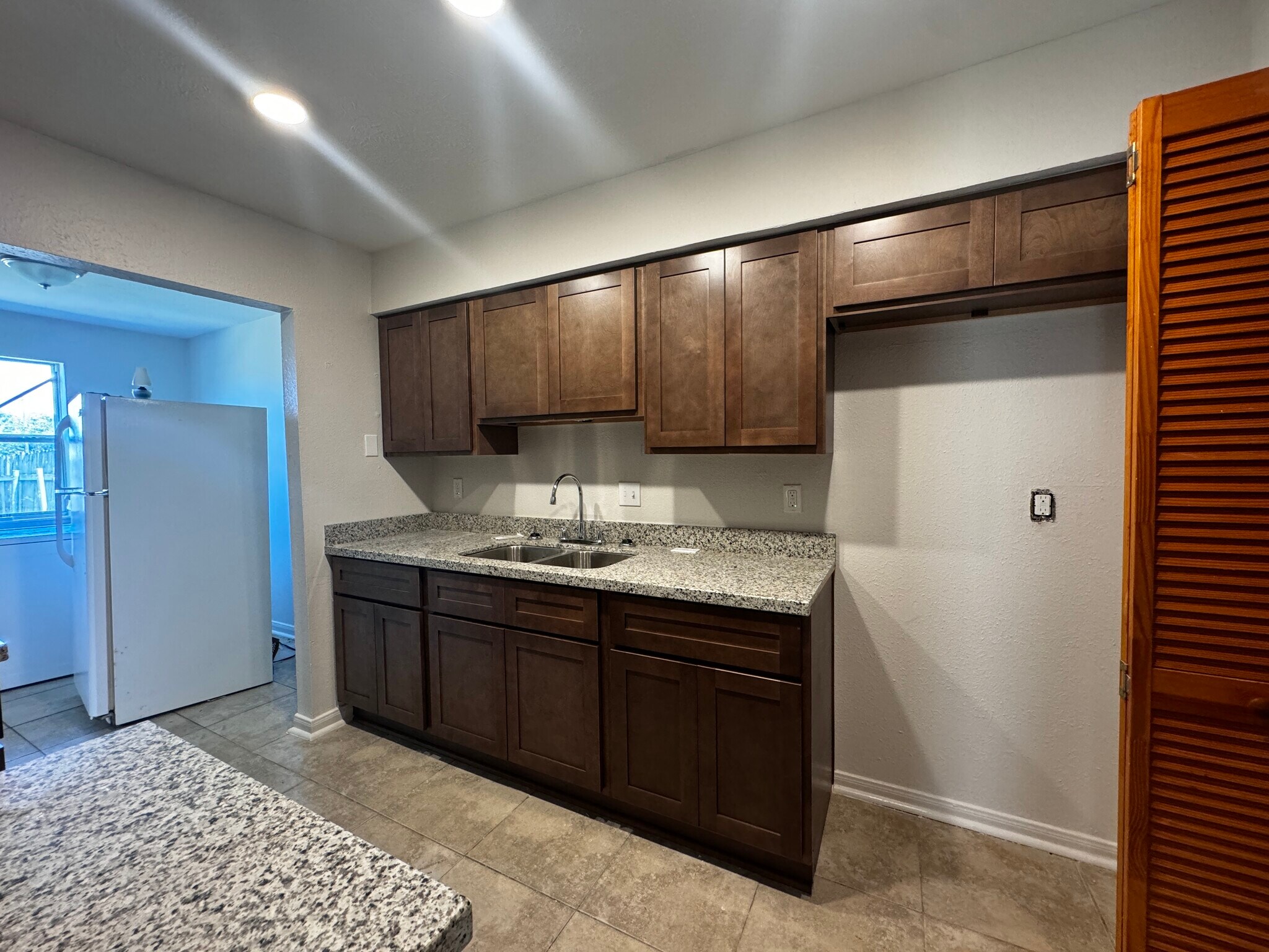 Building Photo - 937 E Monterey Ct