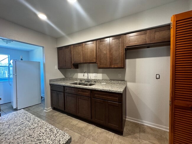 Building Photo - 937 E Monterey Ct