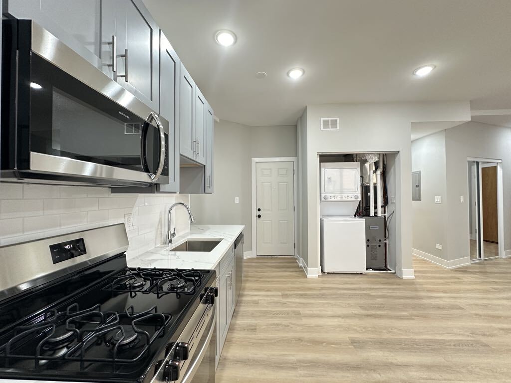 Building Photo - 419 W Belden Ave