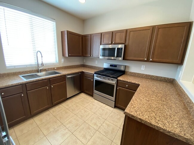Building Photo - Exceptional 4BR/2BA Home in Magma Ranch! T...
