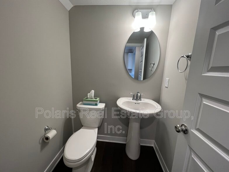 Building Photo - 635 Golborne St