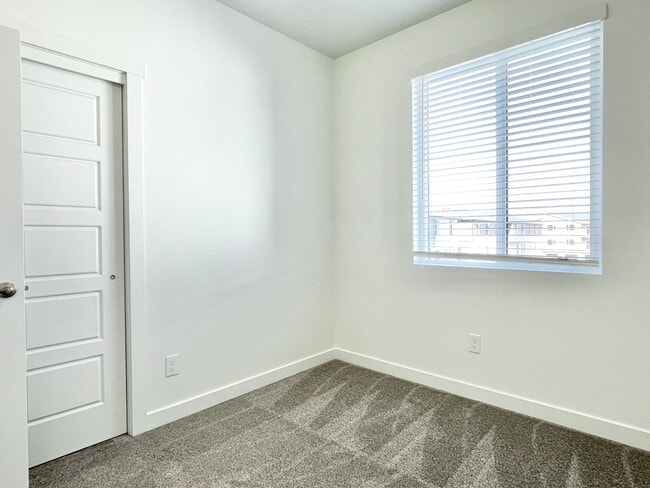 Building Photo - Beautiful Modern Townhome in American Fork!