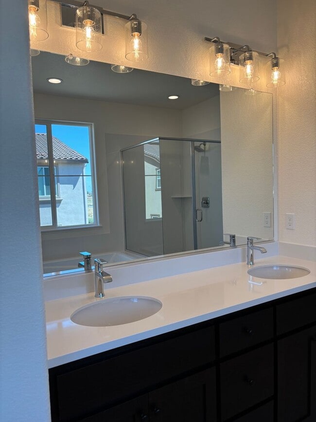 Building Photo - Beautiful 2025 Built 4/2 - New Subdivision!