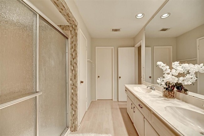 Building Photo - 2714 Green Fields Dr