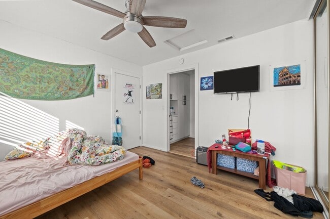 Building Photo - Semi furnished!