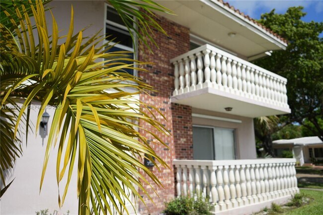 Building Photo - 3100 S Le Jeune Rd