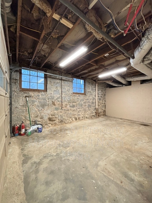 Building Photo - 2416 Dellwood Dr NW