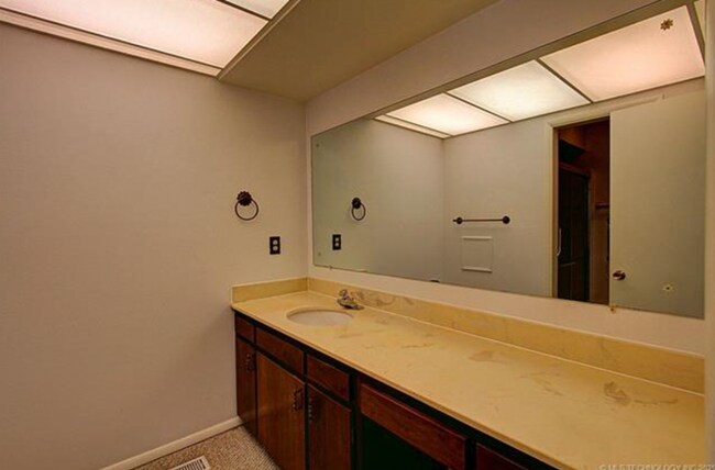 Building Photo - 48th Pl Duplex
