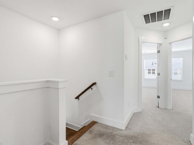 Building Photo - 105 Cobden Ct
