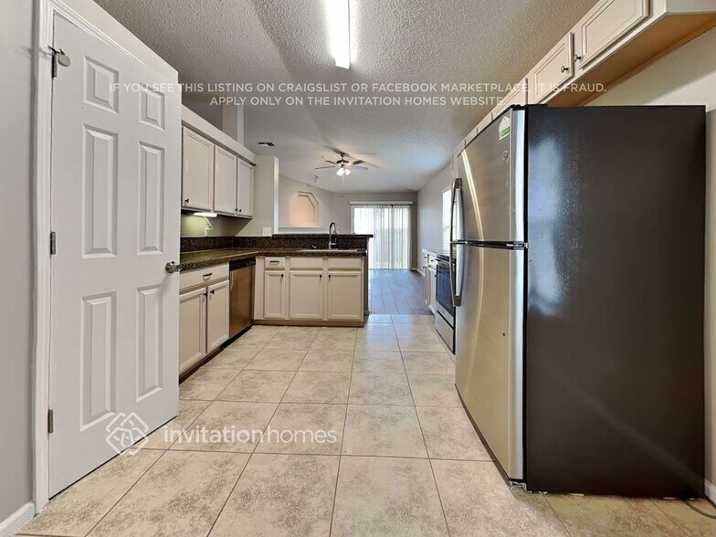 Building Photo - 1800 Northglen Cir