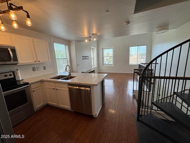 Building Photo - 104 W Laurel Ct