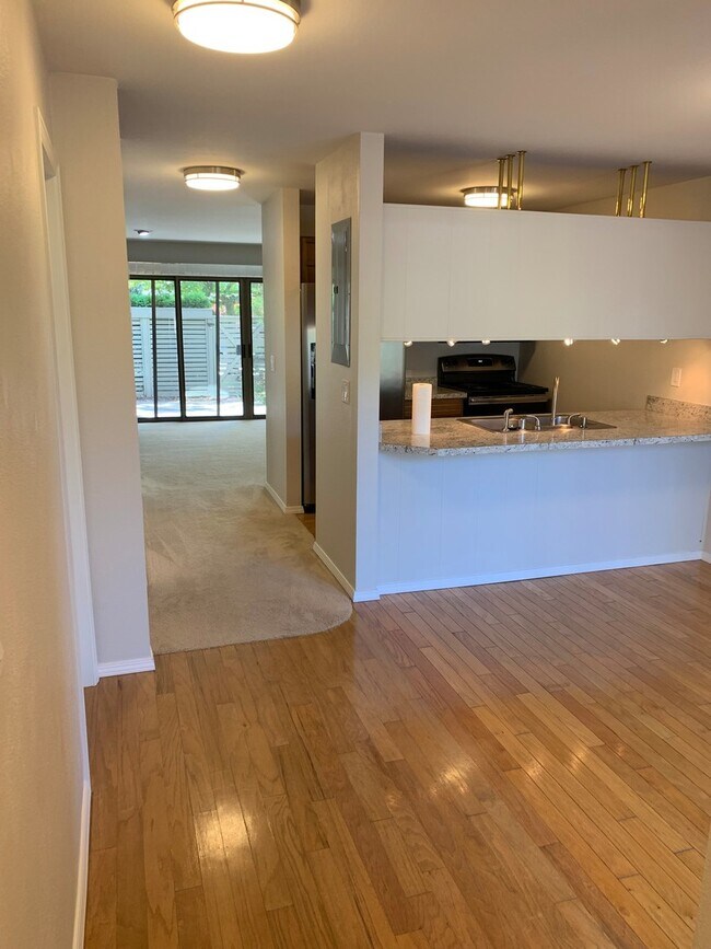 Building Photo - LakeView, Mount lake terrace - 2 bed 1.5 b...