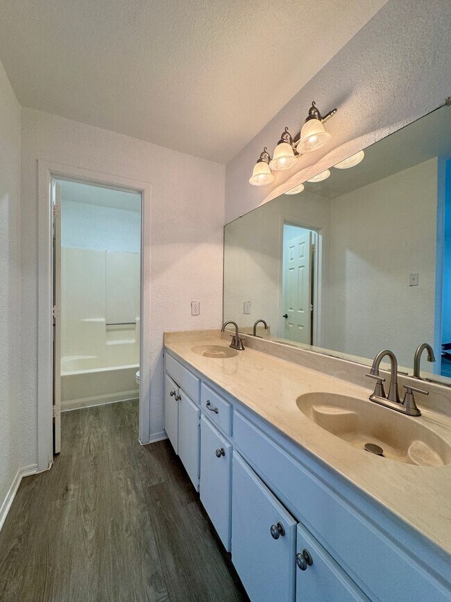 Building Photo - Townhome