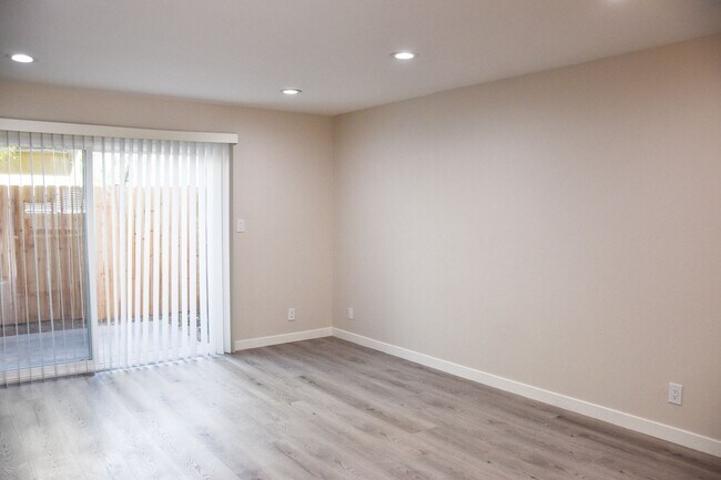 Building Photo - Olive (815) North